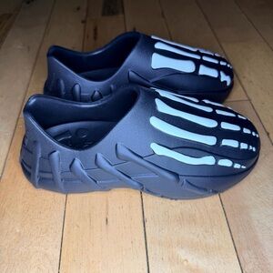 Gnarcotic Skelly Runner Black/White Men’s Size 5